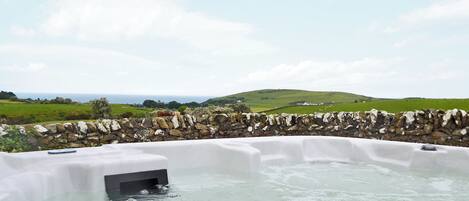 Banyera d'hidromassatge a l'aire lliure