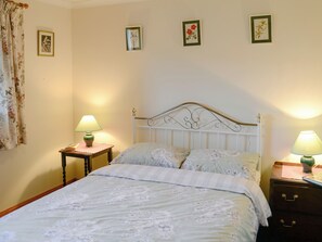 3 bedrooms, free WiFi, bed sheets - 3 bedroom accommodation in Strath Oykel, by Ardgay (Strath Oykel, by Ardgay)