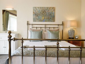 5 bedrooms, free WiFi, bed sheets