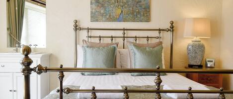 5 bedrooms, free WiFi, bed sheets