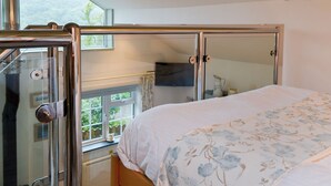 Une chambre à coucher avec un lit, une fenêtre et une porte.