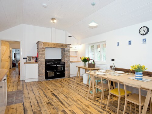 4 bedroom accommodation in Llandwrog, near Caernarfon