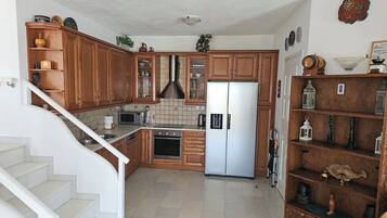 Køleskab, mikrobølgeovn, ovn, kogeplade