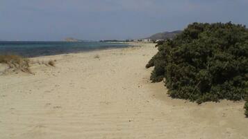 På stranden, liggestole, badehåndklæder