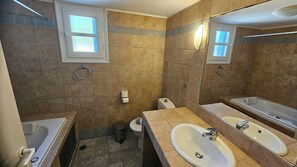 Combined shower/bathtub, jetted bath, hair dryer, towels - Naxos Waterfront Villa with A/C, pool (Jun-Oct) and panorama view. (Naxos)