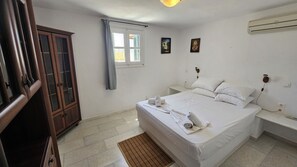4 bedrooms, in-room safe, desk, iron/ironing board - Naxos Waterfront Villa with A/C, pool (Jun-Oct) and panorama view. (Naxos)