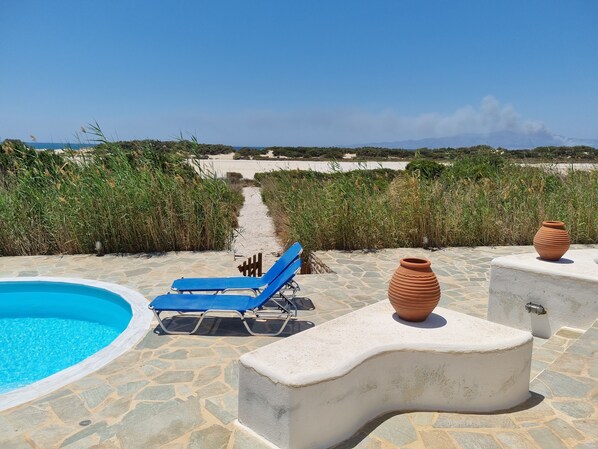 Property grounds - Naxos Waterfront Villa with A/C, pool (Jun-Oct) and panorama view. (Naxos)