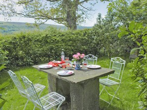 Outdoor dining - THRESHING BARN - KZA (Glaisdale, near Whitby)