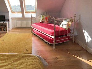 5 bedrooms, free WiFi, bed sheets