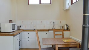 Eine kleine Küche mit Mikrowelle, Toaster, Spüle und Herd.