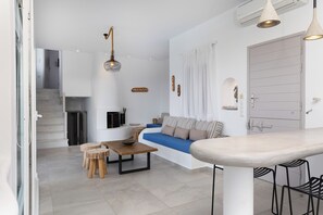 Smart TV, fireplace, books, stereo