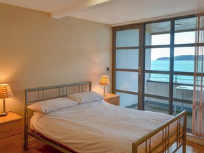 4 bedrooms, free WiFi, bed sheets - 4 bedroom accommodation in Red Wharf Bay, Anglesey (Red Wharf Bay, Anglesey)