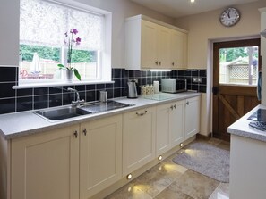 Lava-louças, cadeirão de bebê