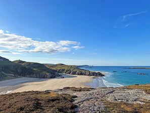 A coastal landscape with a beach, rocky cliffs, and a clear sky. - 2 bedroom accommodation in Rispond, near Durness (Rispond, near Durness)