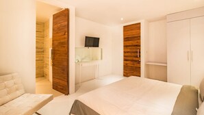 4 bedrooms, in-room safe, laptop workspace, iron/ironing board - Villa Kamag (Seminyak)