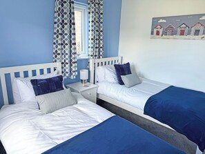 3 bedrooms, free WiFi, bed sheets - 3 bedroom accommodation in Beadnell, near Alnwick (Beadnell, near Alnwick)