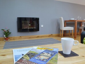 Interior - Enjoy a summer holiday or winter break at this tastefully decorated apartment. (Neuaddlwyd, near Aberaeron)