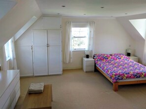 4 bedrooms, free WiFi, bed sheets - 4 bedroom accommodation in Lamberton, near Berwick (Lamberton, near Berwick)