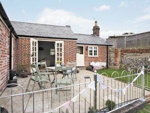 Outdoor dining - Shrimp Cottage - E5415 (Kessingland)