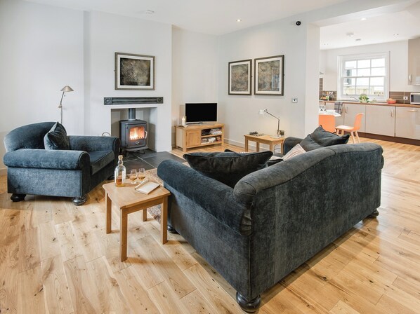 TV, fireplace