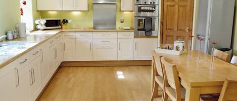 Lavavajillas y trona infantil