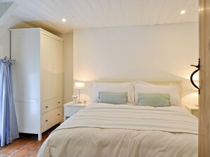3 bedrooms, free WiFi, bed sheets - A detached character cottage with beams, wood burner and enclosed garden. (Nanternis near New Quay)