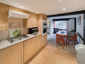 Dishwasher, highchair - 3 bedroom accommodation in Great Torrington (Great Torrington)