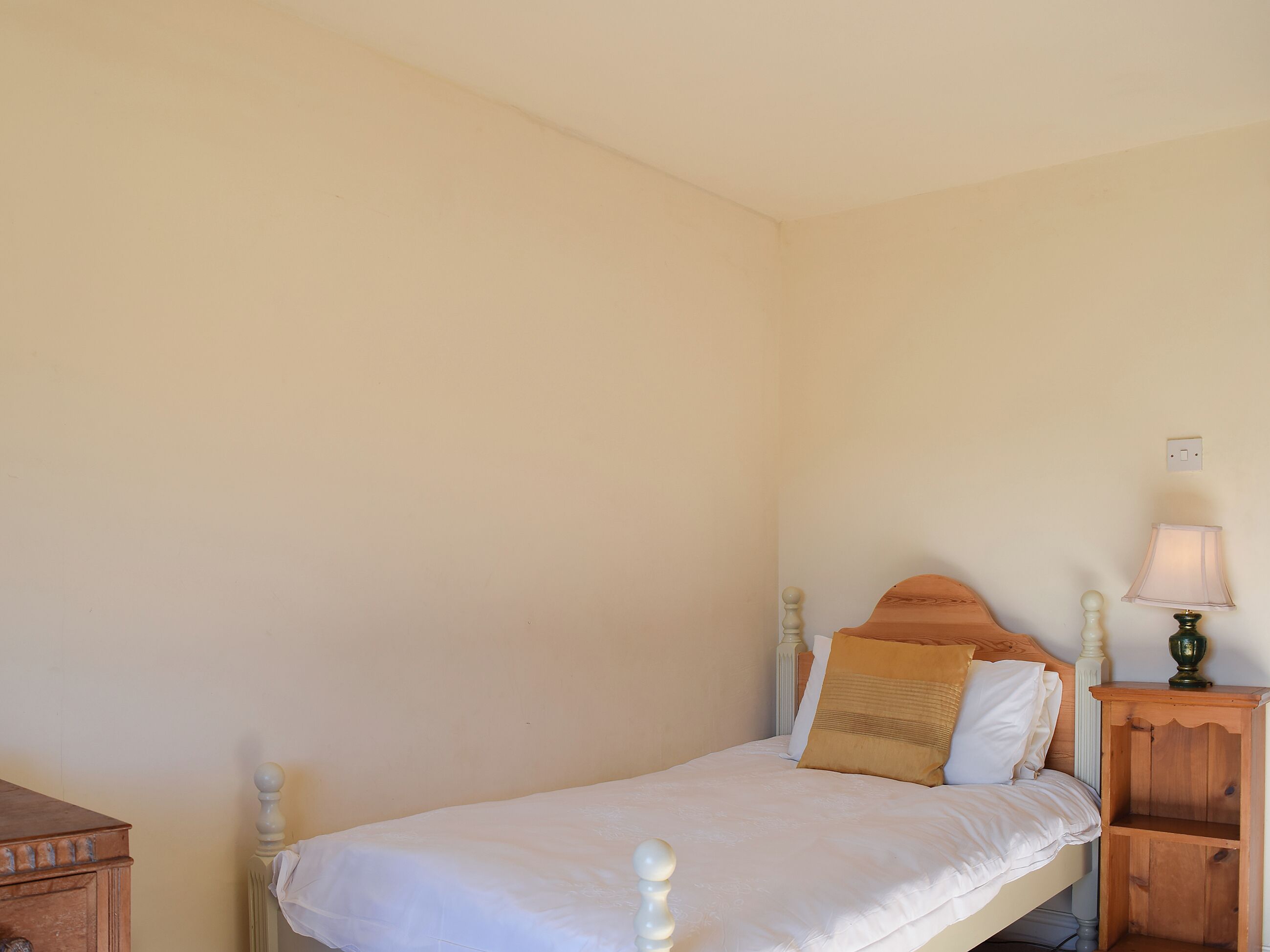 5 bedrooms, WiFi (free), bed sheets