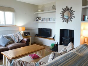Fireplace - 3 bedroom accommodation in Beadnell (Beadnell)