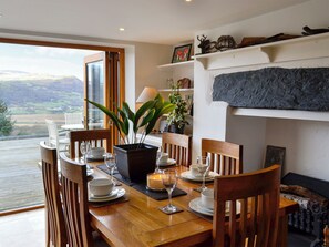 Dining - 3 bedroom accommodation in Maenan, near Llanrwst (Maenan, near Llanrwst)