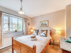 4 عدّة غرف نوم وواي فاي مجانًا وملاءات أسرّة