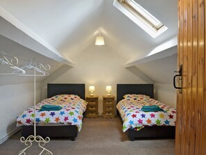 4 bedrooms, free WiFi, bed sheets - 4 bedroom accommodation in Llanbedrgoch, near Benllech (Llanbedrgoch, near Benllech)