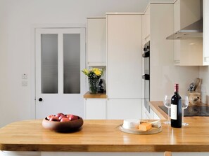 Dishwasher, cookware/dishes/utensils