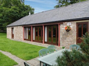 Outdoor dining - 4 bedroom accommodation in Milfield Hill, Wooler (Milfield Hill, Wooler)