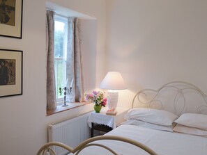 3 bedrooms, free WiFi, bed sheets - 3 bedroom accommodation in Strachur, near Dunoon (Strachur, near Dunoon)