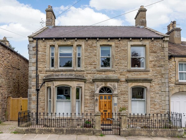 Exterior - 4 bedroom accommodation in West Burton (West Burton)