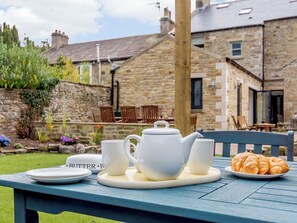 Outdoor dining - 4 bedroom accommodation in West Burton (West Burton)