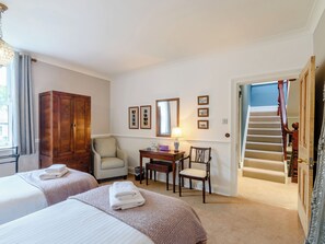 4 bedrooms, free WiFi, bed sheets - 4 bedroom accommodation in West Burton (West Burton)