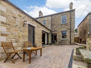 Outdoor dining - 4 bedroom accommodation in West Burton (West Burton)