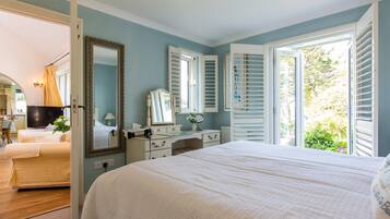 4 bedrooms, in-room safe, iron/ironing board, travel cot