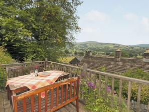 Outdoor dining - 3 bedroom accommodation in Castleton (Castleton)
