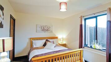 1 bedroom, bed sheets