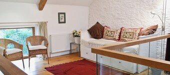 2 bedroom accommodation in Cold Ashton, Bath