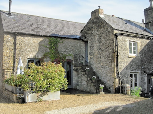 2 bedroom accommodation in Cold Ashton, Bath