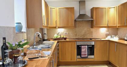2 bedroom accommodation in Cold Ashton, Bath