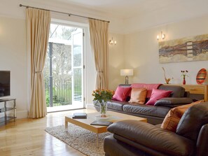 Living area - Carnethic House - One Acre View (Fowey)