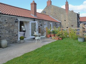 Outdoor dining - 2 bedroom accommodation in Bolam, near Darlington (Bolam, near Darlington)