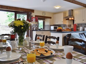 Dining - 4 bedroom accommodation in Talgarth, near Brecon (Talgarth, near Brecon)