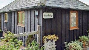 A wooden building with a sign reading "Cart Lodge." - 2 bedroom accommodation in Hooe, Battle (Hooe, Battle)