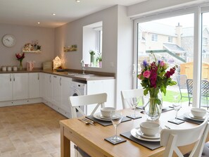 Dining - 3 bedroom accommodation in Bethesda Bach, near Caernarfon (Bethesda Bach, near Caernarfon)